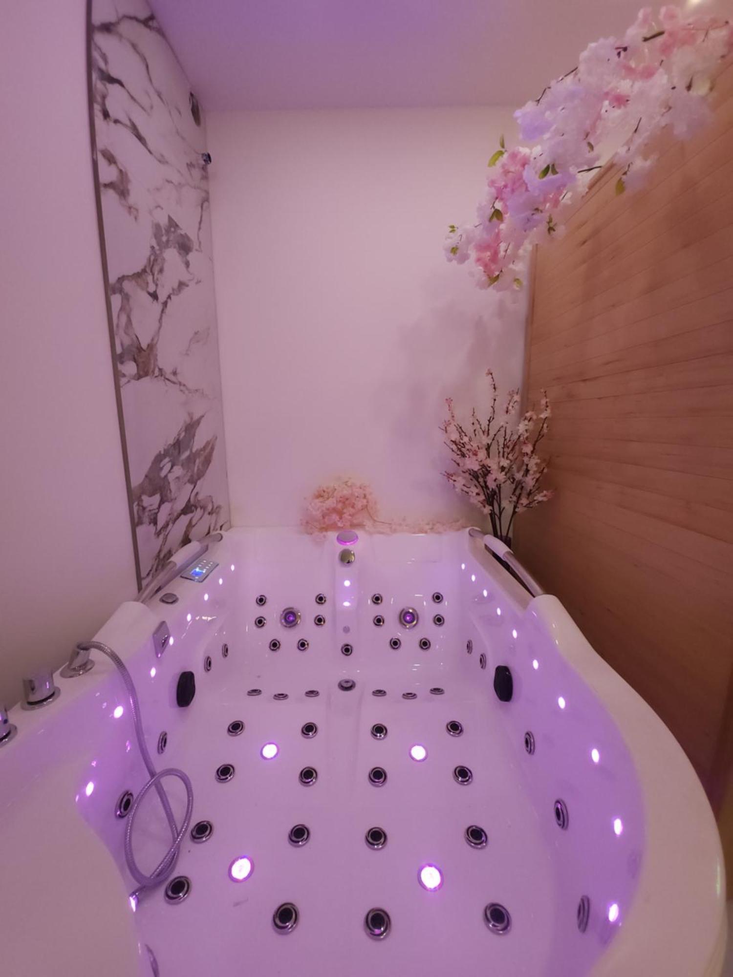 New In Gdansk! Red Room In The Heart Of Gdansk - Bdsm - With A Luxury Jacuzzi And Access To A Sauna Buitenkant foto
