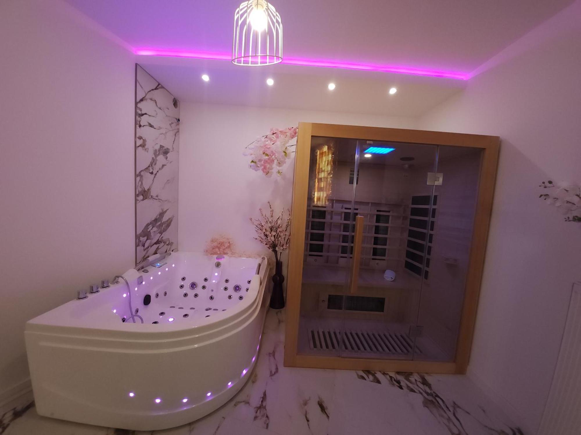 New In Gdansk! Red Room In The Heart Of Gdansk - Bdsm - With A Luxury Jacuzzi And Access To A Sauna Buitenkant foto
